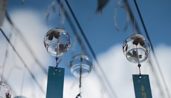 电影票房分账比例饼图示意，展示院线约50%、片方约43%、专资税收约5%、服务费约2%的分配结构，靛蓝紫色调